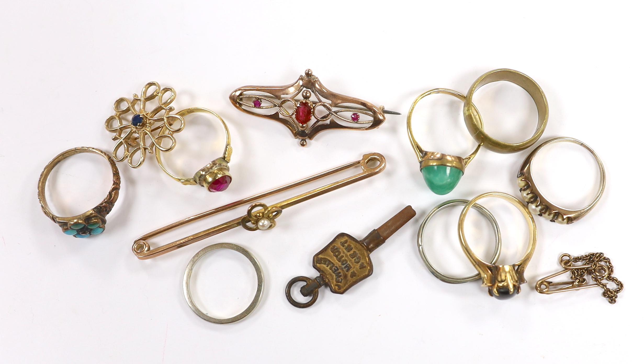 Sundry jewellery including a 22ct gold and synthetic ruby set ring, size M, a 585 ring with cabochon stone, size O, two 9ct gold brooches, etc.